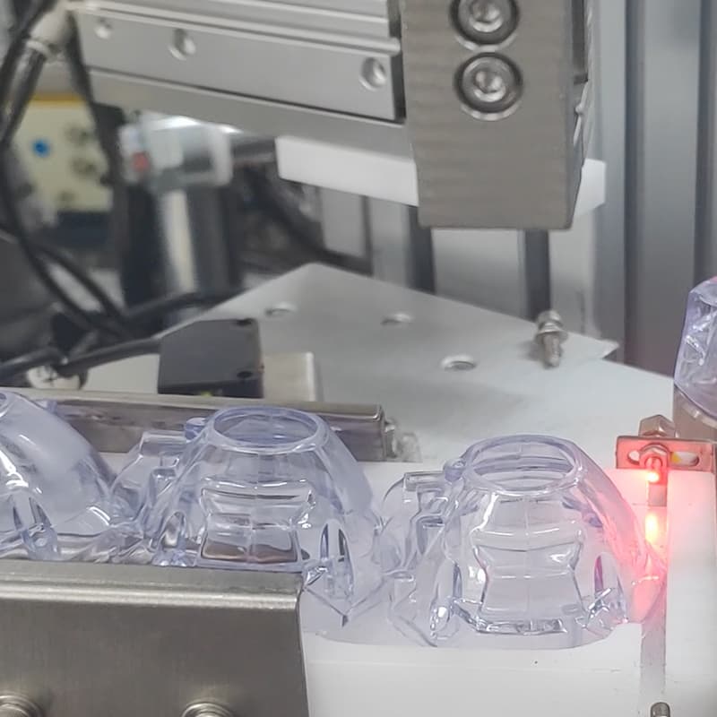 Automatic assembling of insufflation valve and cannula, laparoscopic trocar assembly machine