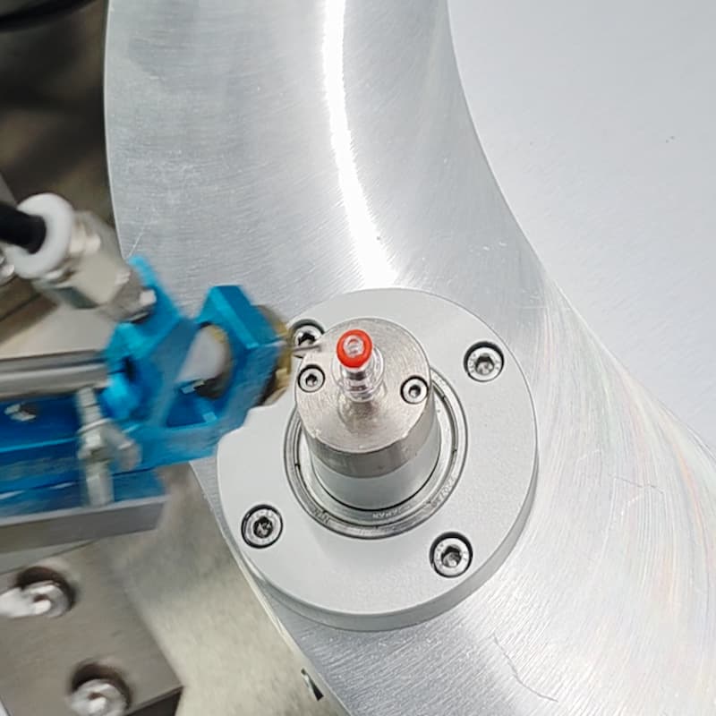 Automatic lubrication station for screw seal ring on medical high‑pressure connector assembly machine